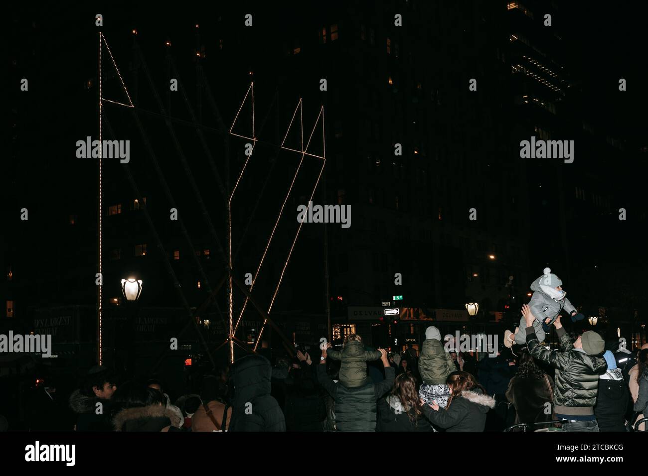 New York, États-Unis. 11 décembre 2023. Les Juifs pratiquants de la secte Chabad Loubavitch dansent devant la plus grande Menorah du monde. Les gens se sont rassemblés pour l'éclairage de la plus grande Menorah du monde pendant la semaine de la fête juive de Chanoukah. (Photo Olga Fedorova/SOPA Images/Sipa USA) crédit : SIPA USA/Alamy Live News Banque D'Images