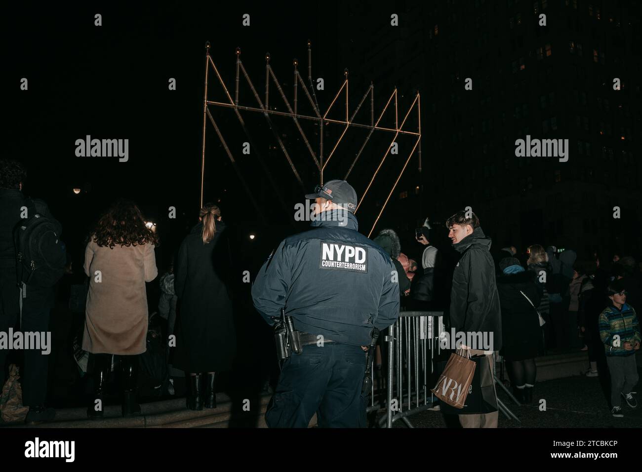 New York, États-Unis. 11 décembre 2023. Les Juifs pratiquants de la secte Chabad Loubavitch dansent devant la plus grande Menorah du monde. Les gens se sont rassemblés pour l'éclairage de la plus grande Menorah du monde pendant la semaine de la fête juive de Chanoukah. (Photo Olga Fedorova/SOPA Images/Sipa USA) crédit : SIPA USA/Alamy Live News Banque D'Images