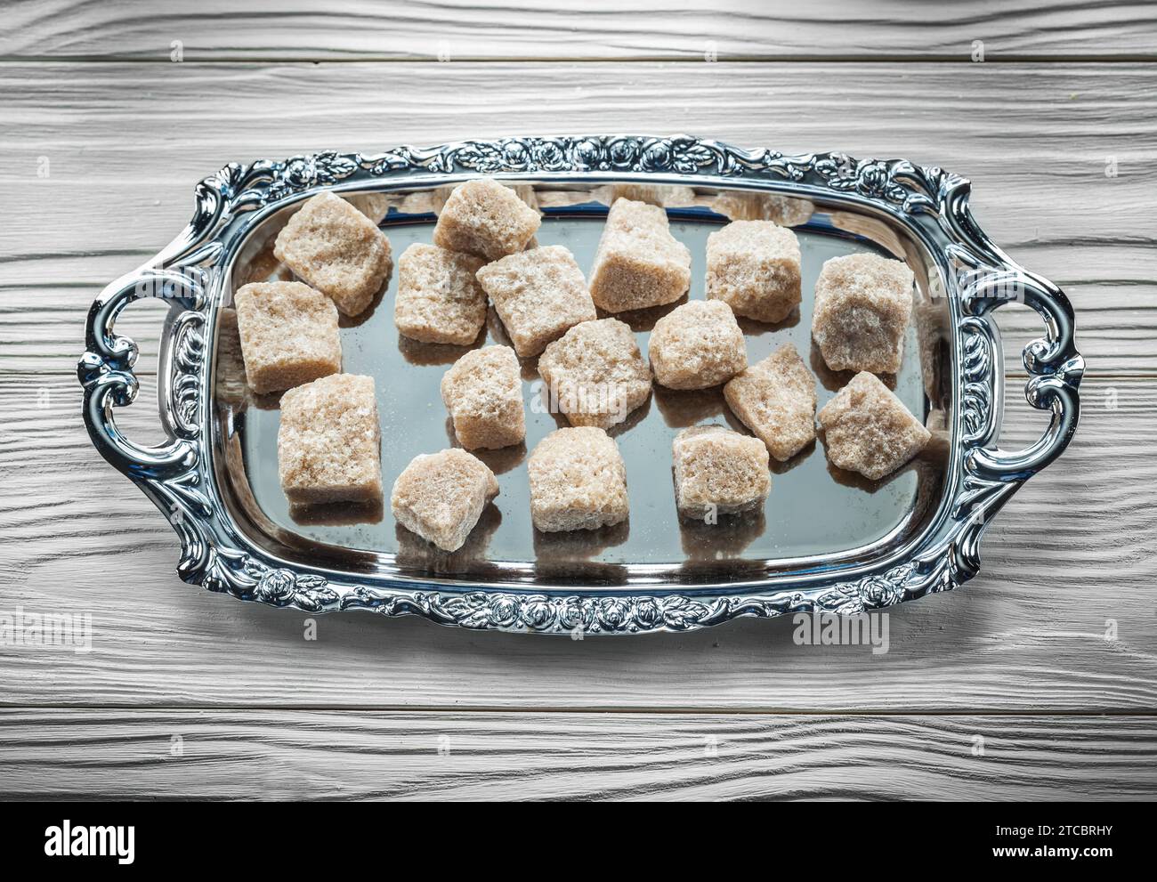Plateau avec sucre brun sur planche de bois Banque D'Images