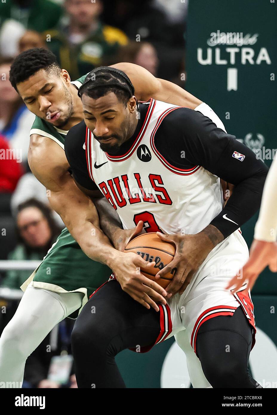 Milwaukee, USA. 11 décembre 2023. Andre Drummond (à droite) des Chicago Bulls affronte Giannis Antetokounmpo des Milwaukee Bucks lors du match de saison régulière 2023-2024 entre Milwaukee Bucks et Chicago Bulls au Fiserv Forum à Milwaukee, aux États-Unis, le 11 décembre 2023. Crédit : Joel Lerner/Xinhua/Alamy Live News Banque D'Images