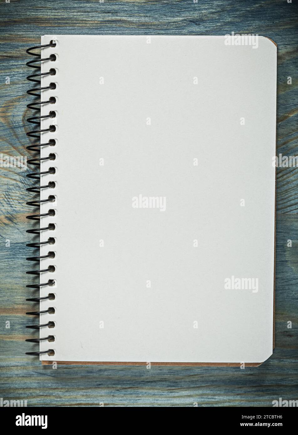 Copybook vierge sur le concept de bureau de planche en bois Banque D'Images