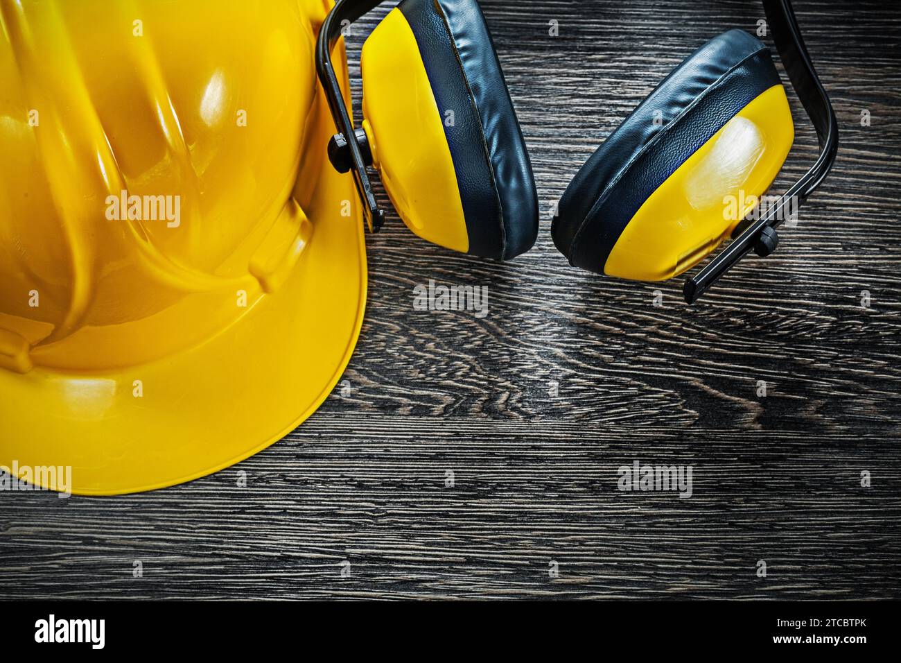 Construction de casques protecteurs d'oreilles sur planche de bois Banque D'Images