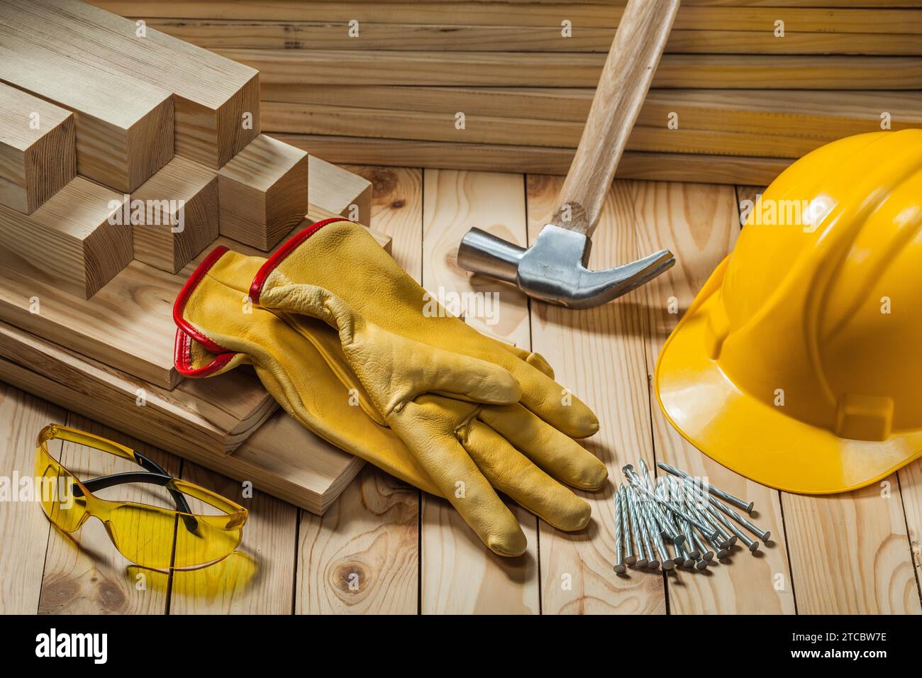 Outils de menuisier gants casque marteau clous lunettes de sécurité sur fond de bois Banque D'Images