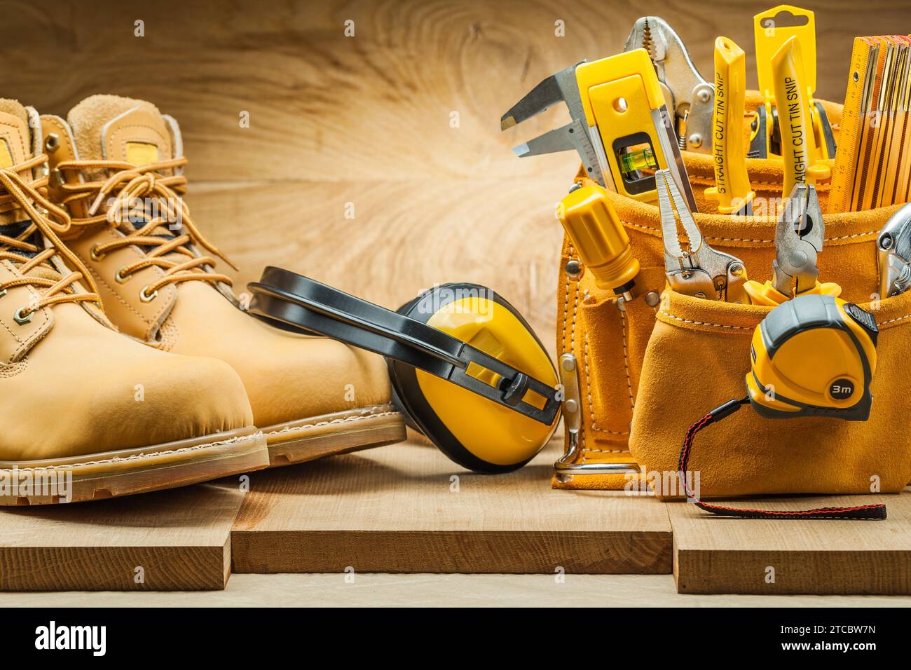 Bottes, écouteurs et ceinture à outils avec outils de construction Banque D'Images