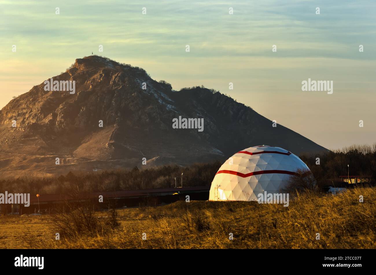 Galice sous la forme d'un dôme sur un fond des montagnes du Caucase dans la lumière du coucher du soleil Banque D'Images