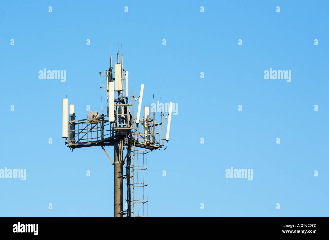 Antennes modernes réseaux cellulaires contre la parabole plate sur ciel bleu Banque D'Images