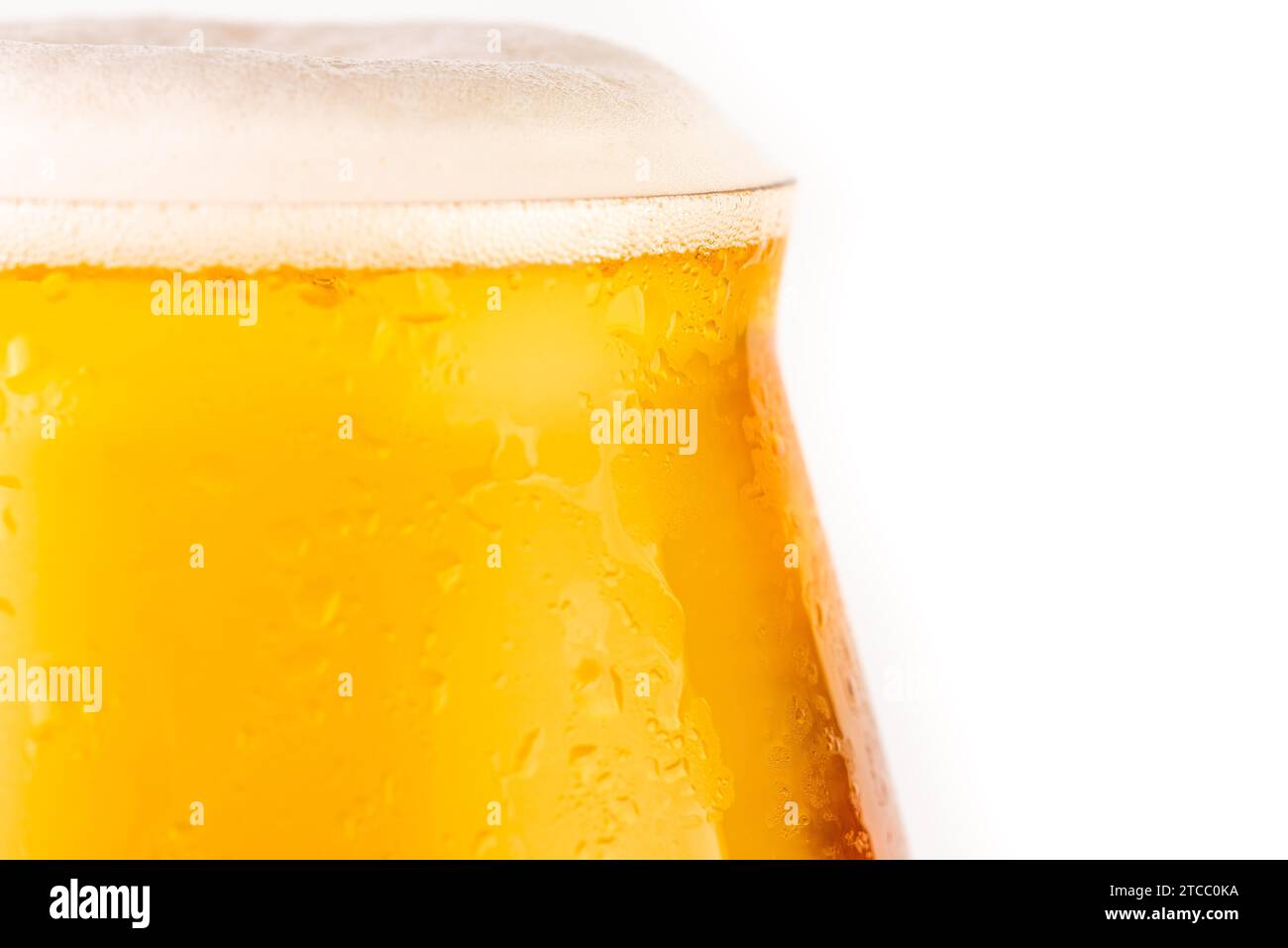 Verre de bière d'or froid isolé sur fond blanc Banque D'Images