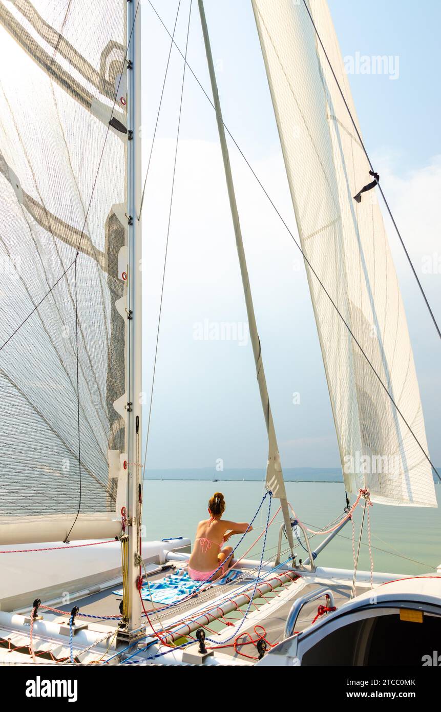 Podersdorf am See, Autriche, août 15 2015 : fille sur un catamaran naviguant à travers le lac neusiedler Banque D'Images