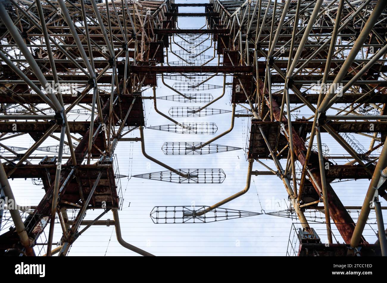 Vieux radar soviétique de l'armée secrète sur un fond de ciel bleu et de nuages à Tchernobyl en Ukraine Banque D'Images