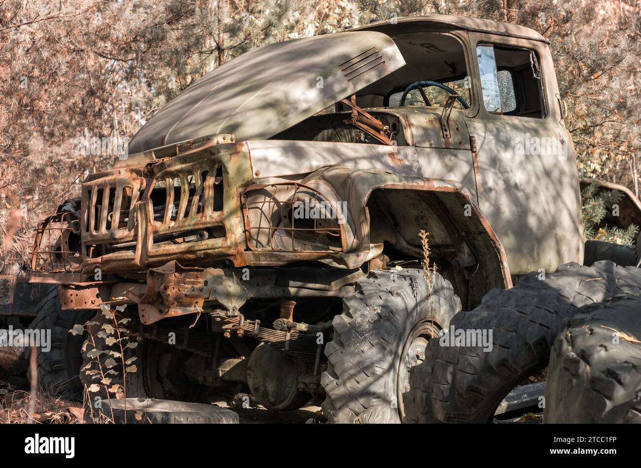 Cabine et roues abandonnées camion militaire rouillé dans la forêt à Tchernobyl en Ukraine Banque D'Images