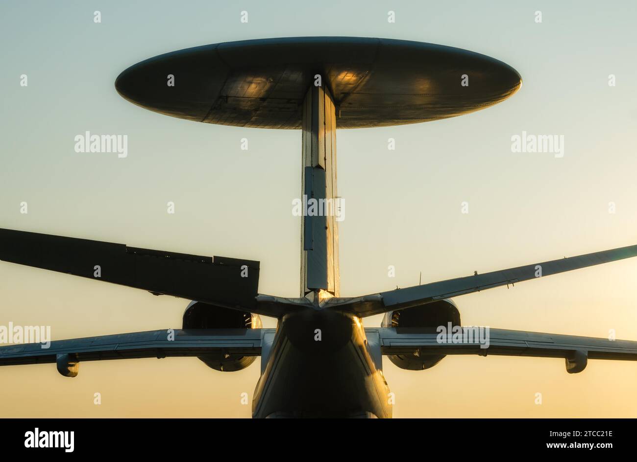 Silhouette avion de reconnaissance de l'armée russe grand avion avec une antenne ronde dans l'isolement Banque D'Images