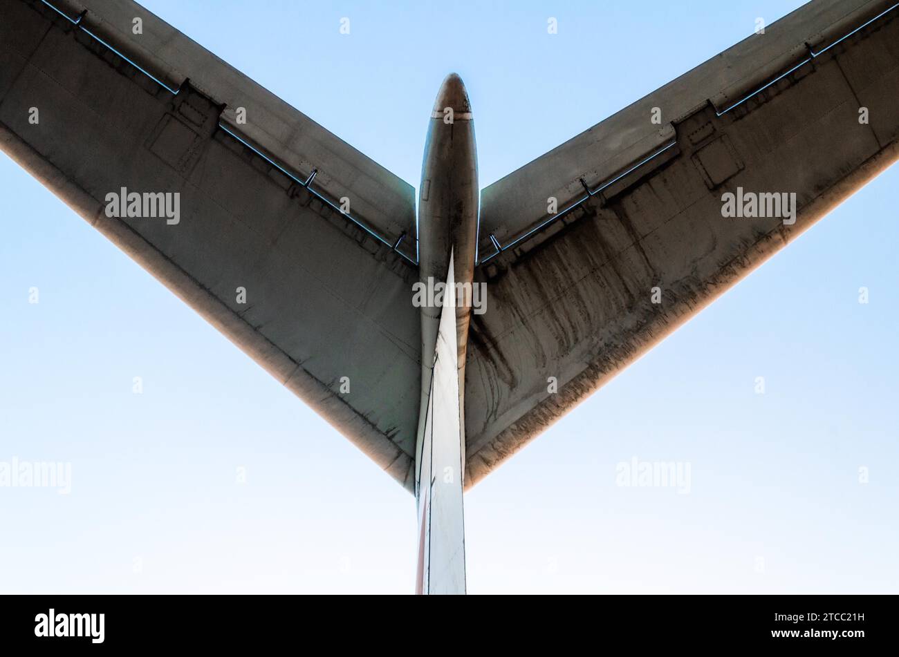 Ailes de fond abstrait d'un grand avion de ligne sur un fond bleu isolé Banque D'Images