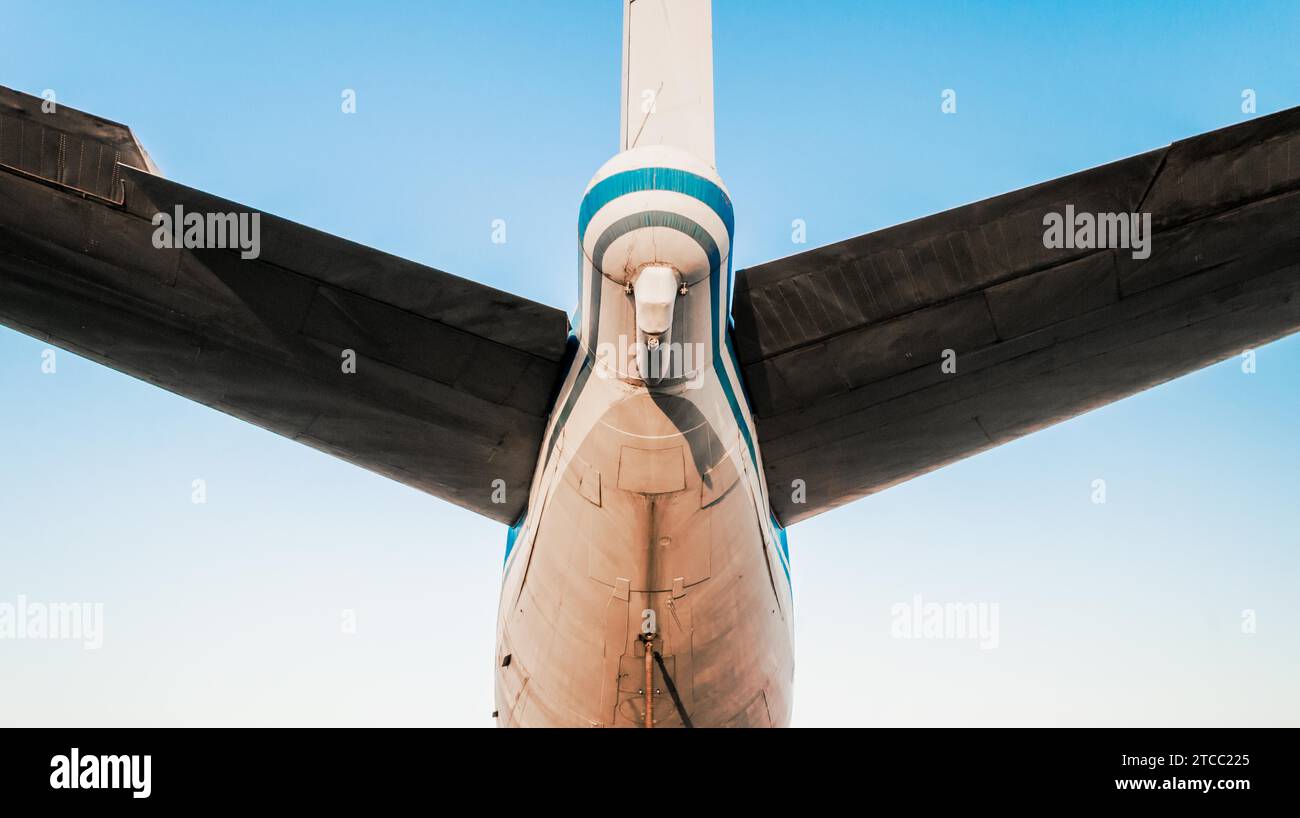 Queue et ailes d'un grand vieil avion de ligne contre un ciel bleu Banque D'Images