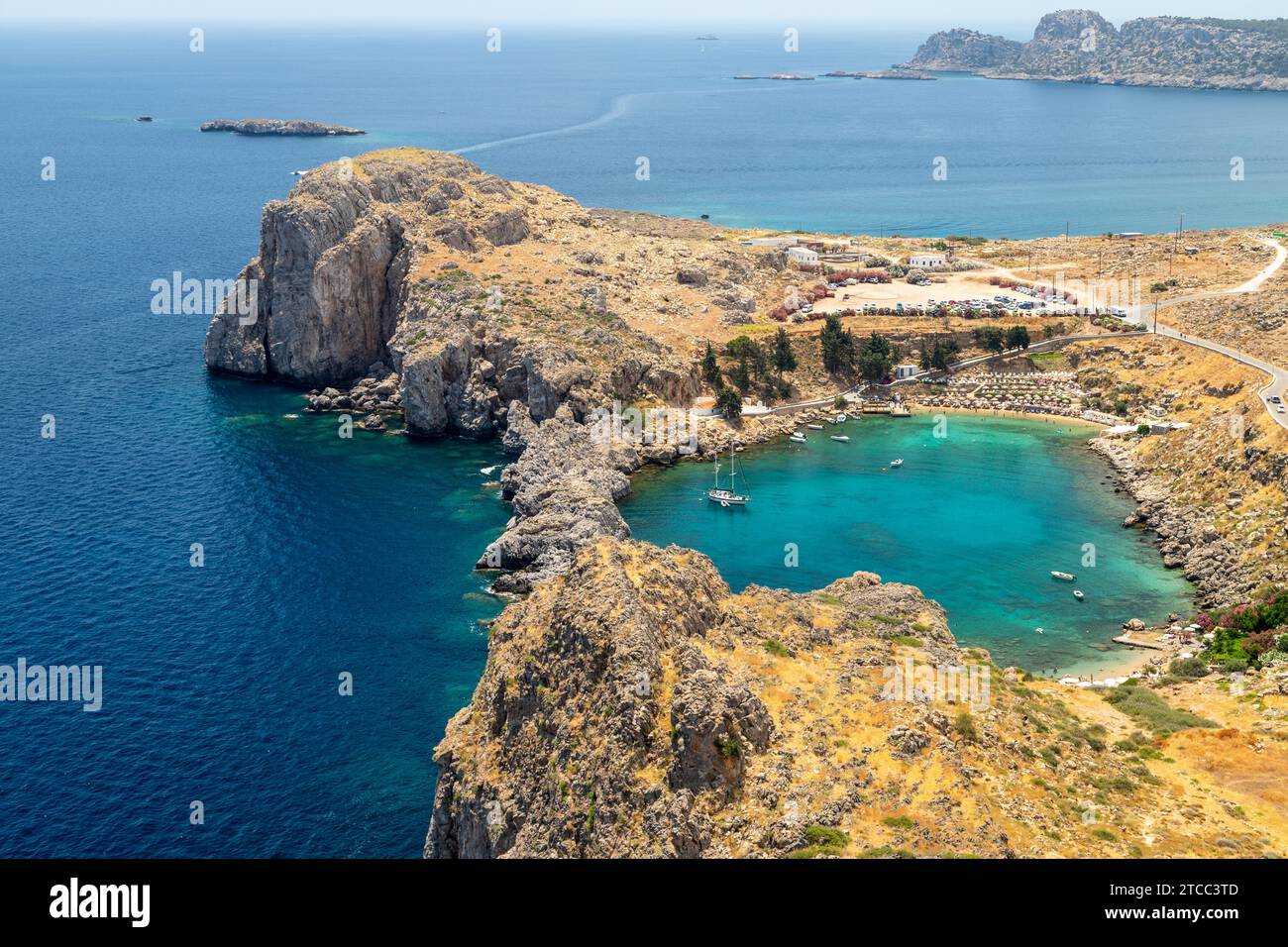 Vue panoramique de l'Acropole de Lindos sur le littoral de la mer Méditerranée et la baie de Saint Paul avec de l'eau turquoise et claire Banque D'Images