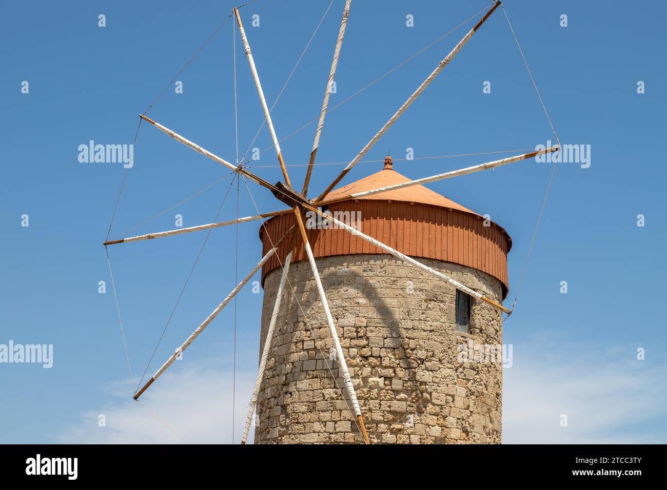 Vieux moulin à vent au port de Mandraki dans la ville de Rhodes sur l'île de Rhodes, grèce Banque D'Images