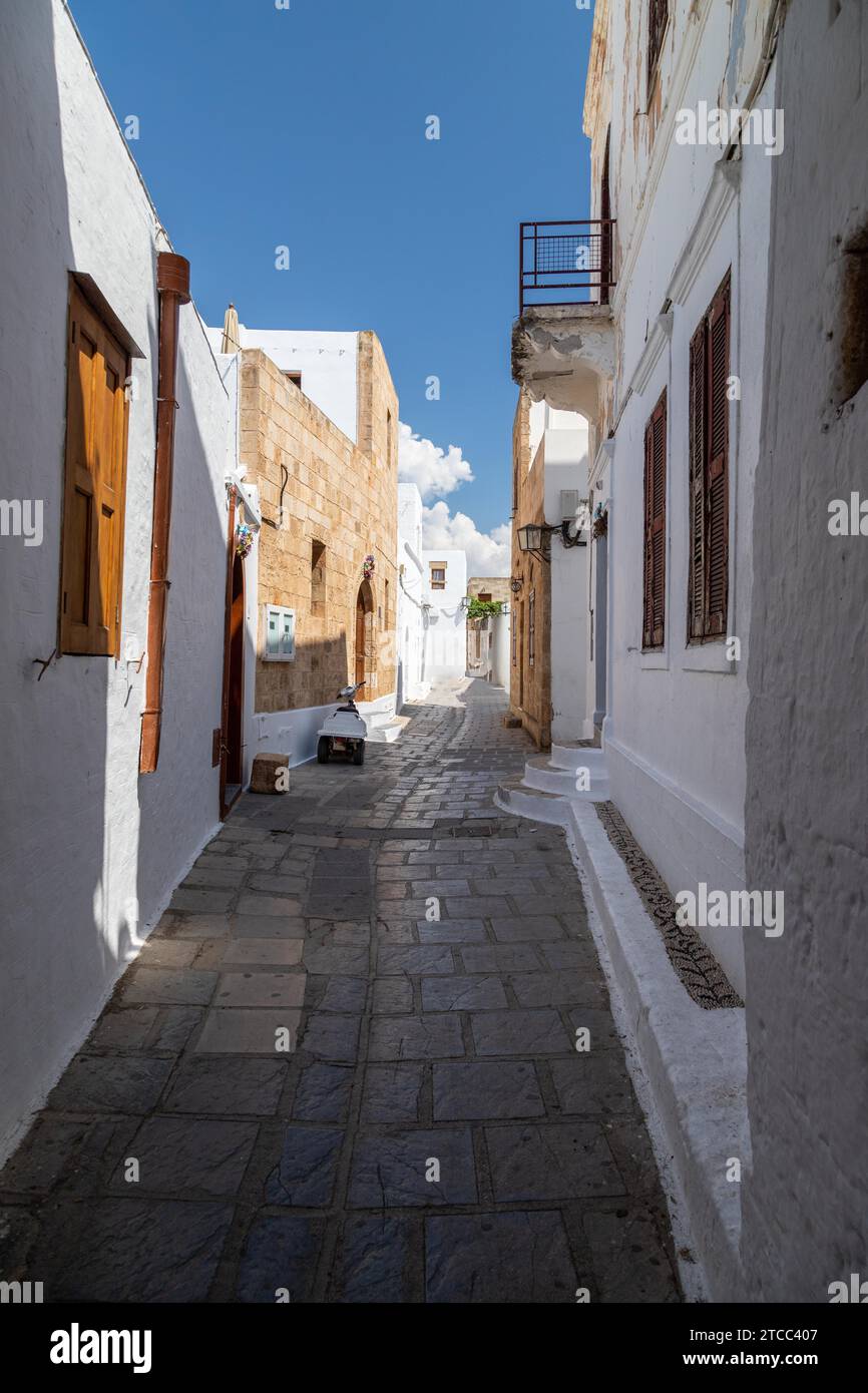 Rue étroite avec des maisons blanches à Lindos sur l'île grecque de Rhodes Banque D'Images