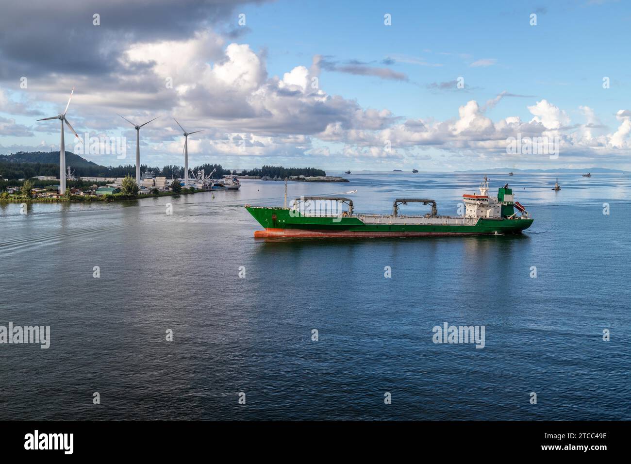 Port Victoria sur l'île des Seychelles mahé avec un cargo à l'avant et des roues à vent en arrière-plan Banque D'Images