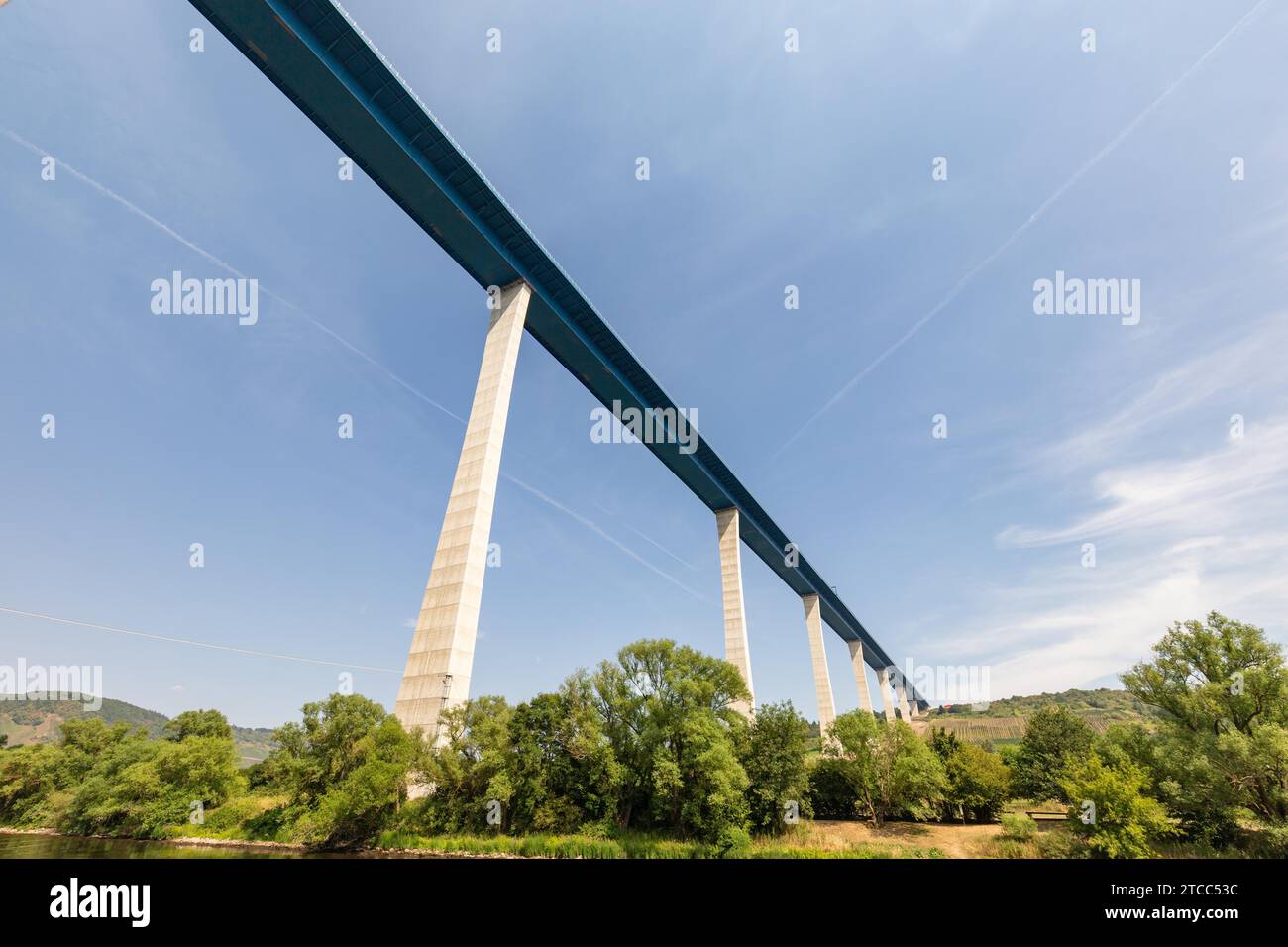 Haut pont sur la Moselle à proximité de la village viticole de Zeltingen-Rachtig Banque D'Images