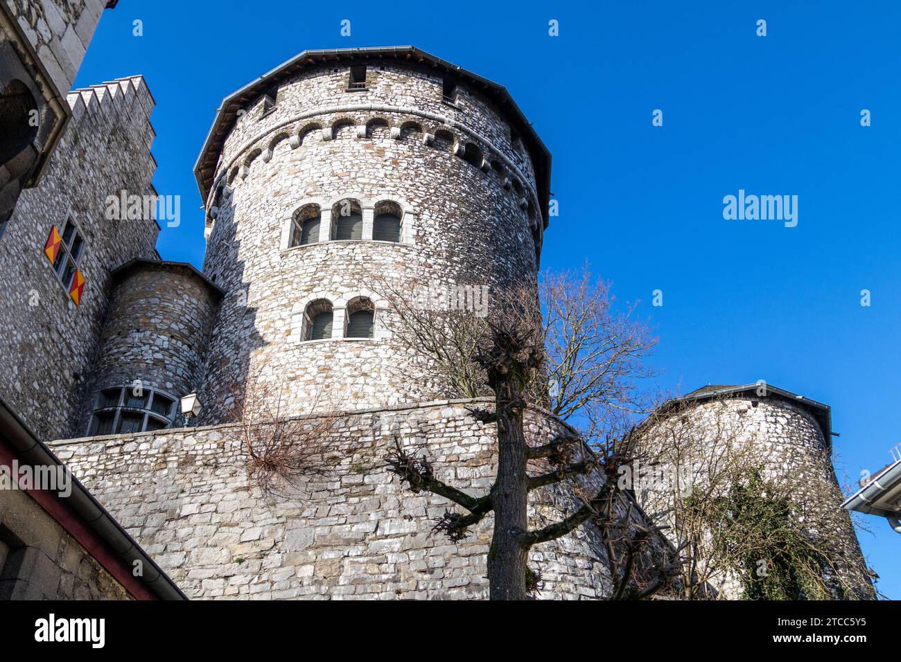 Vue à bas angle sur une tour du château de Stolberg à Stolberg, Eifel, Allemagne Banque D'Images
