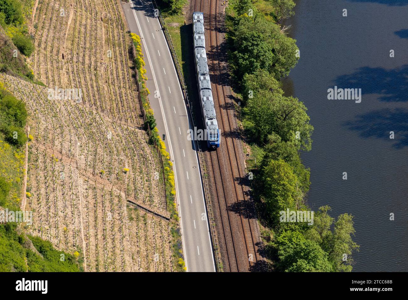 Vue panoramique depuis les Rotenfels de la rivière Nahe et la ligne de chemin de fer avec train de voyageurs Banque D'Images