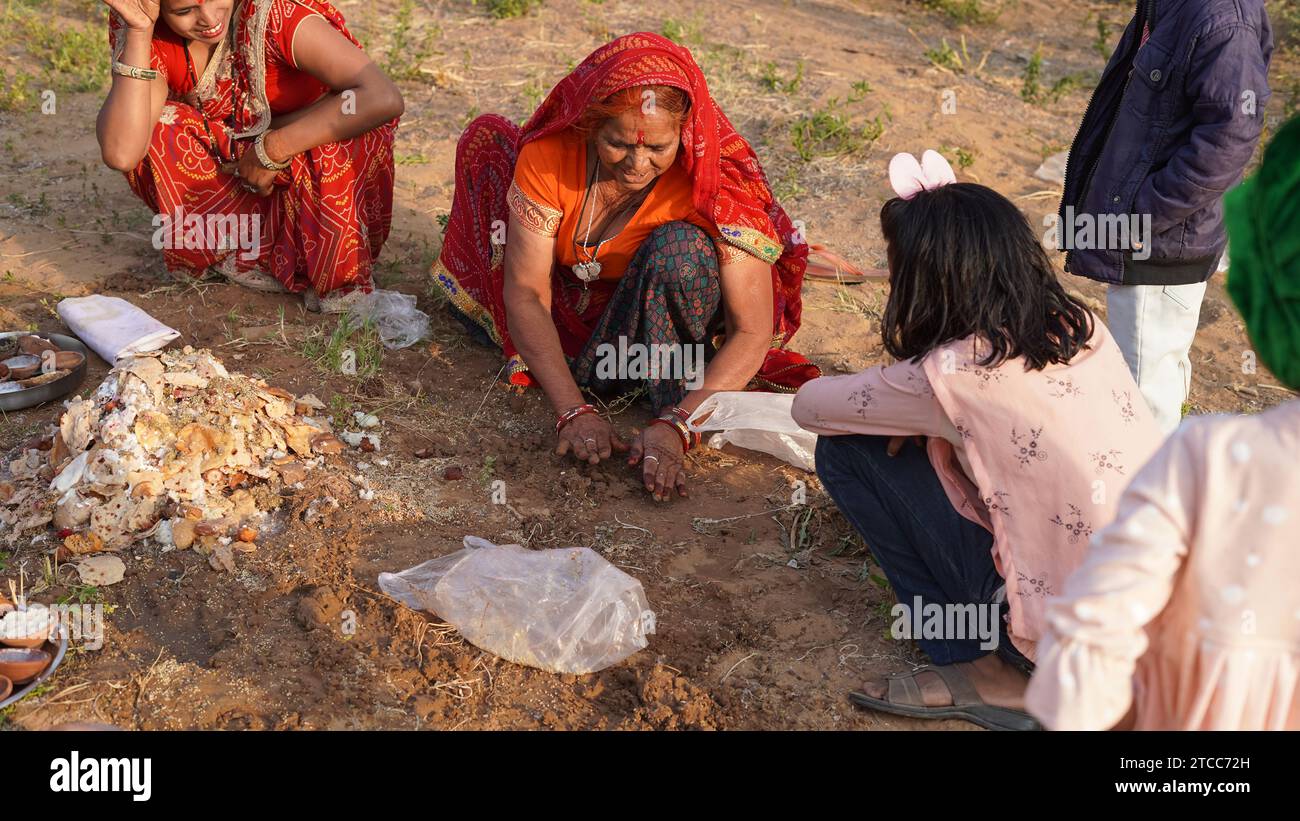 25 août 2023 Jaipur, Rajasthan, Inde. Femmes indiennes cultivées dans différentes tenues et offrant de la nourriture sacrée sur le festival. Fête hindoue et religion Banque D'Images
