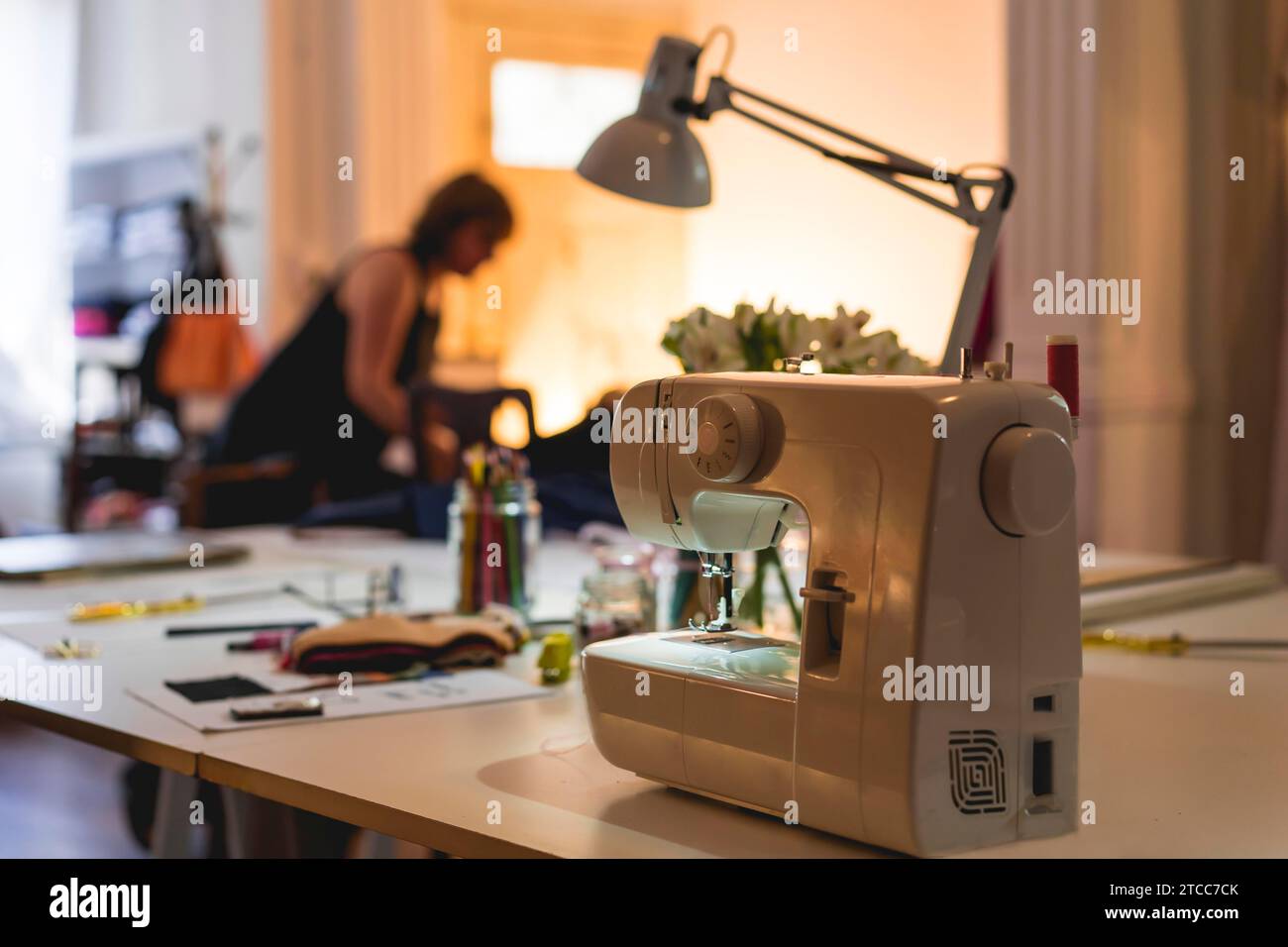 Machine à coudre moderne sur la table au studio de mode et salle d'exposition Banque D'Images
