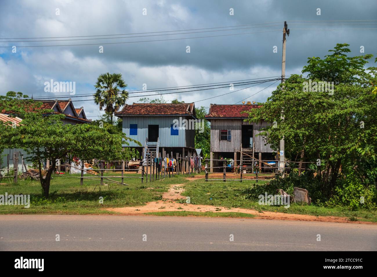 Logement le long de la route de Siem Reap à Kampong Cham au Cambodge Banque D'Images