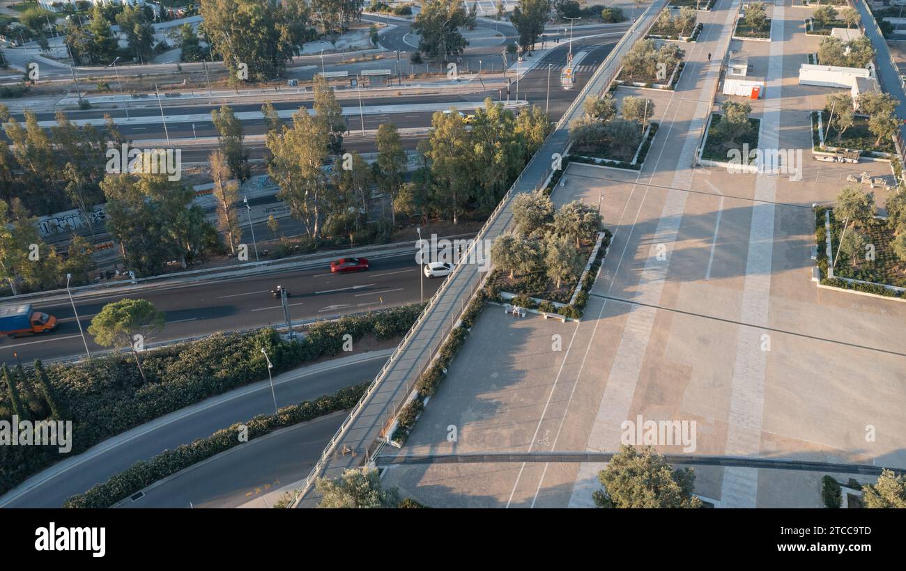 Athènes au crépuscule : Urban Plaza et Verdant Pathways Banque D'Images