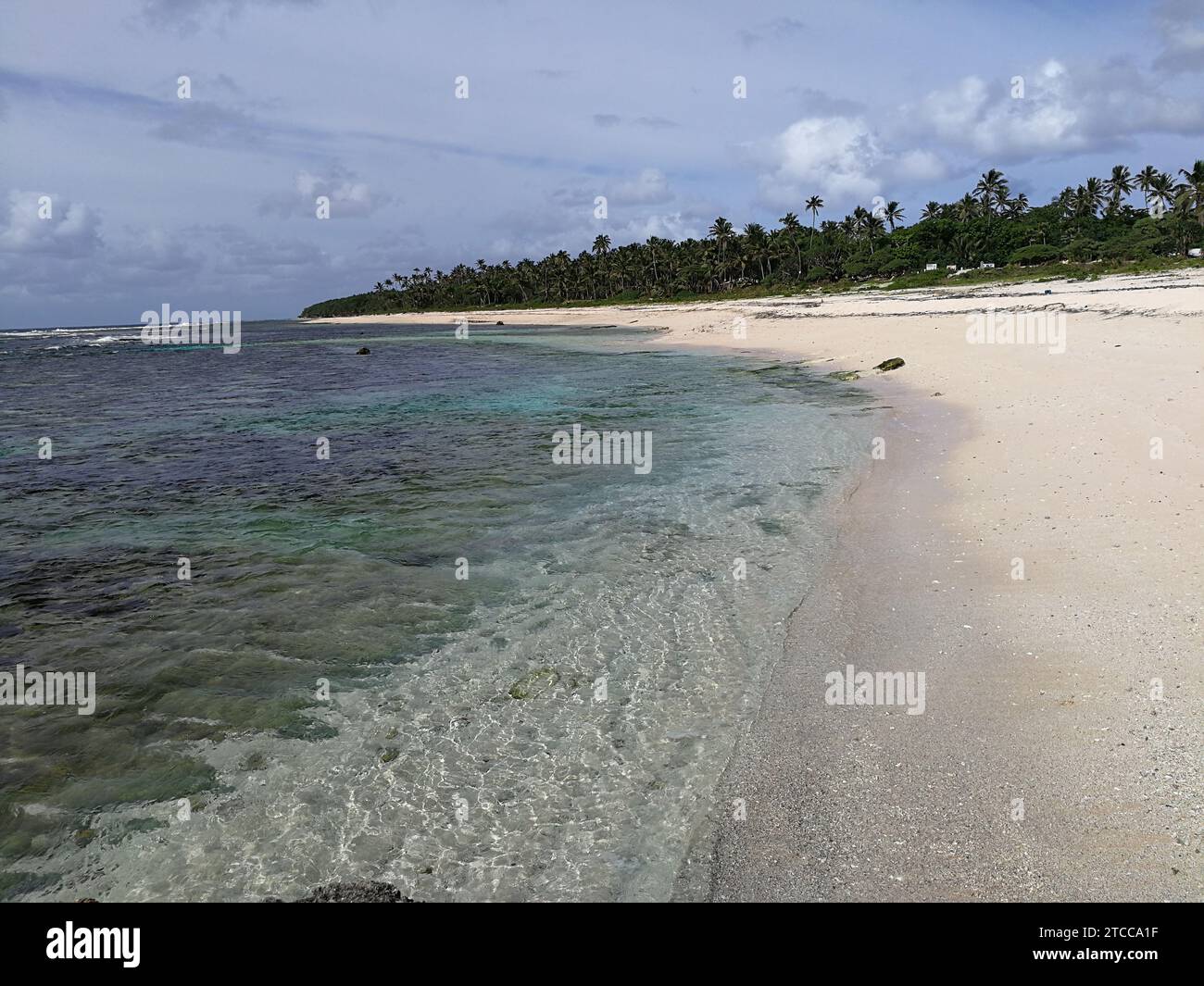 Une plage de sable tranquille avec de grands rochers sur le rivage Banque D'Images