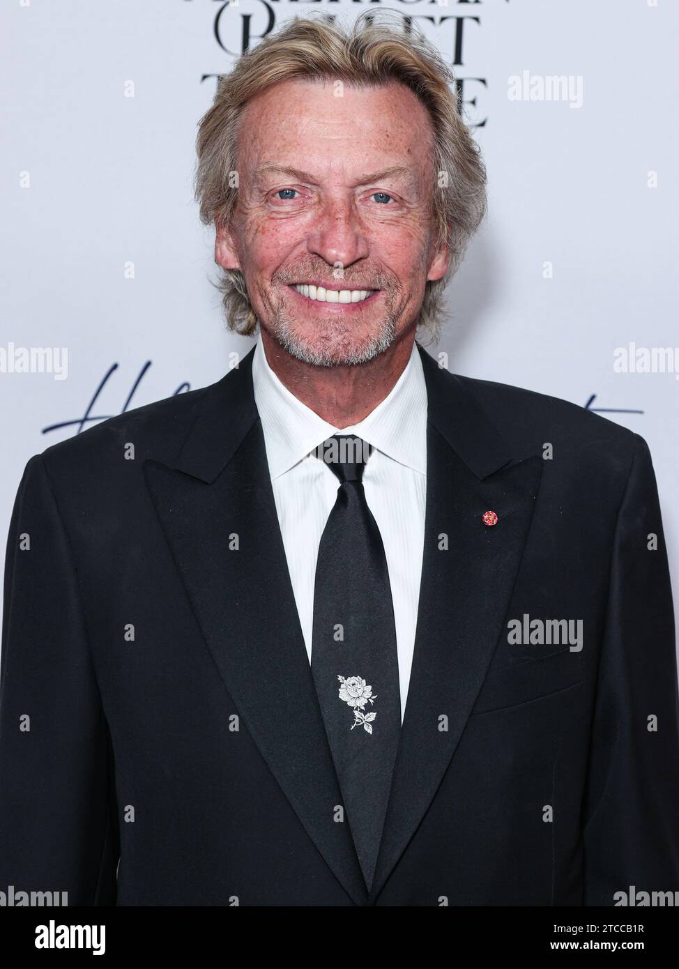 Beverly Hills, États-Unis. 11 décembre 2023. BEVERLY HILLS, LOS ANGELES, CALIFORNIE, ÉTATS-UNIS - DÉCEMBRE 11 : réalisateur et producteur de télévision et de cinéma anglais, juge de concours de danse télévisée, ancien danseur de la Young Generation et chorégraphe Nigel Lythgoe arrive à l'American Ballet Theatre's Holiday Benefit 2023 qui se tient à l'hôtel Beverly Hilton le 11 décembre 2023 à Beverly Hills, Los Angeles, Californie, États-Unis. (Photo de Xavier Collin/image Press Agency) crédit : image Press Agency/Alamy Live News Banque D'Images
