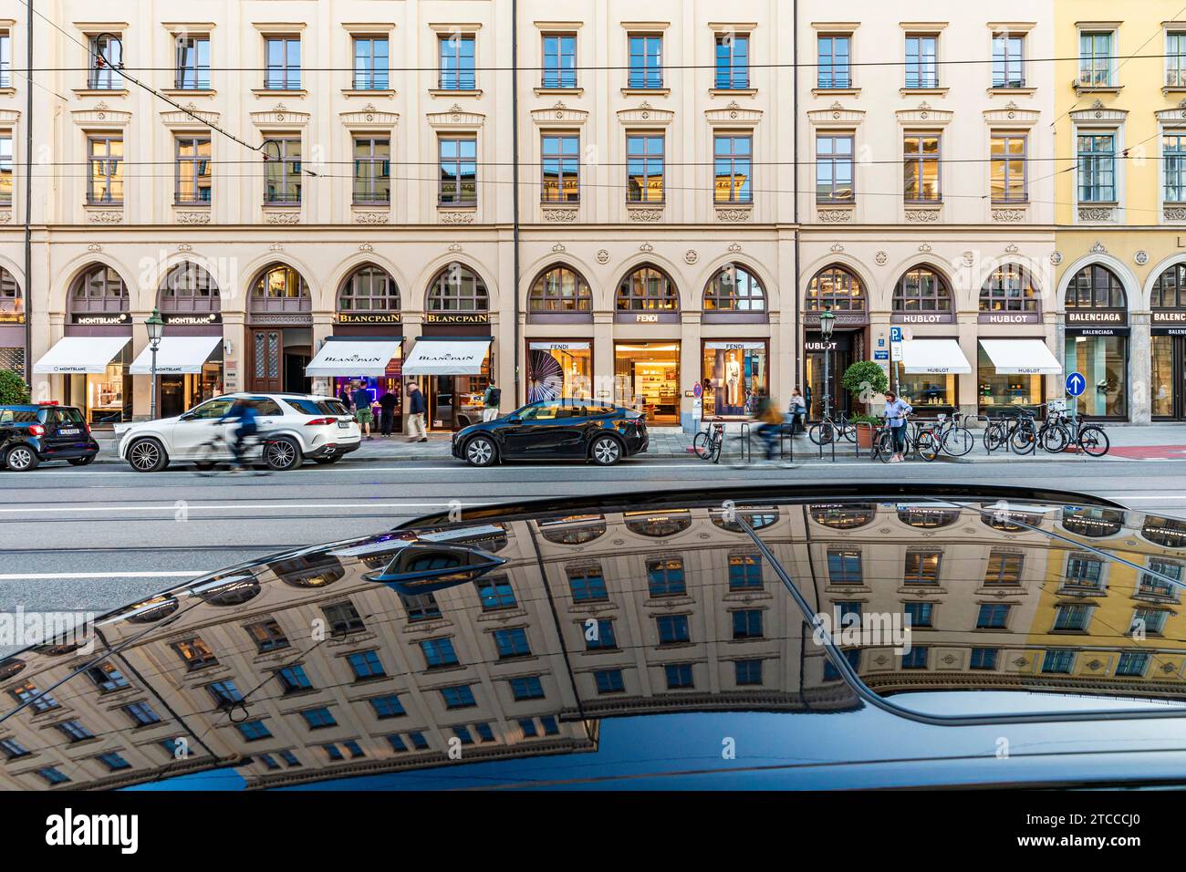 Boutiques et magasins à Maximilianstrasse, rue commerçante exclusive, Munich, Bavière, Allemagne Banque D'Images