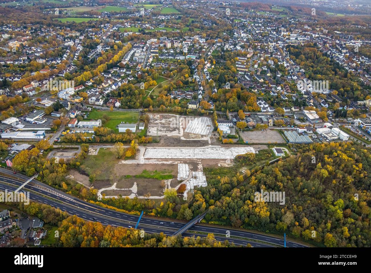 Vue aérienne, jachère et parc industriel planifié Prinz-Regent-Straße sur l'autoroute A448, quartier résidentiel avec arbres caduques automnaux, Wiemelha Banque D'Images