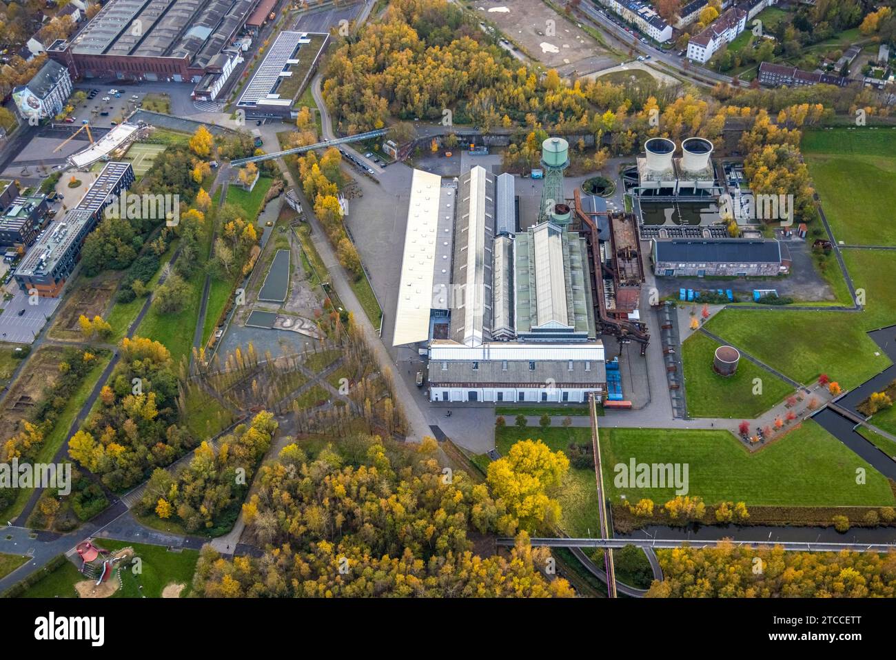 Vue aérienne, monument industriel Jahrhunderthalle salle d'événements avec château d'eau dans Westpark, entouré d'arbres caduques d'automne, Kruppwerke, Bochum, Banque D'Images Vue aérienne, monument industriel Jahrhunderthalle salle d'événements avec château d'eau dans Westpark, entouré d'arbres caduques d'automne, Kruppwerke, Bochum, Banque D'Images