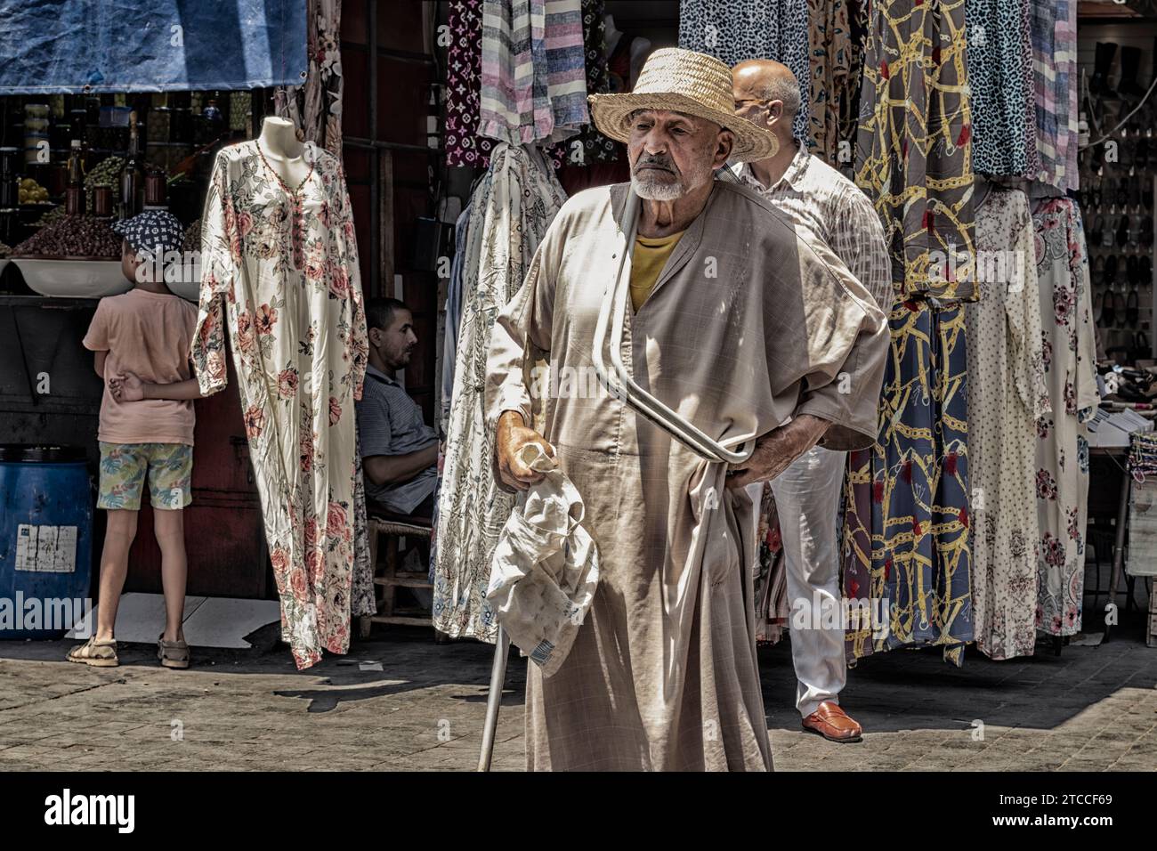 Marrakech, Maroc : Portrait d'un vieil homme marocain vêtu de vêtements traditionnels. Souk à l'intérieur de la Médina de Marrakech. Banque D'Images
