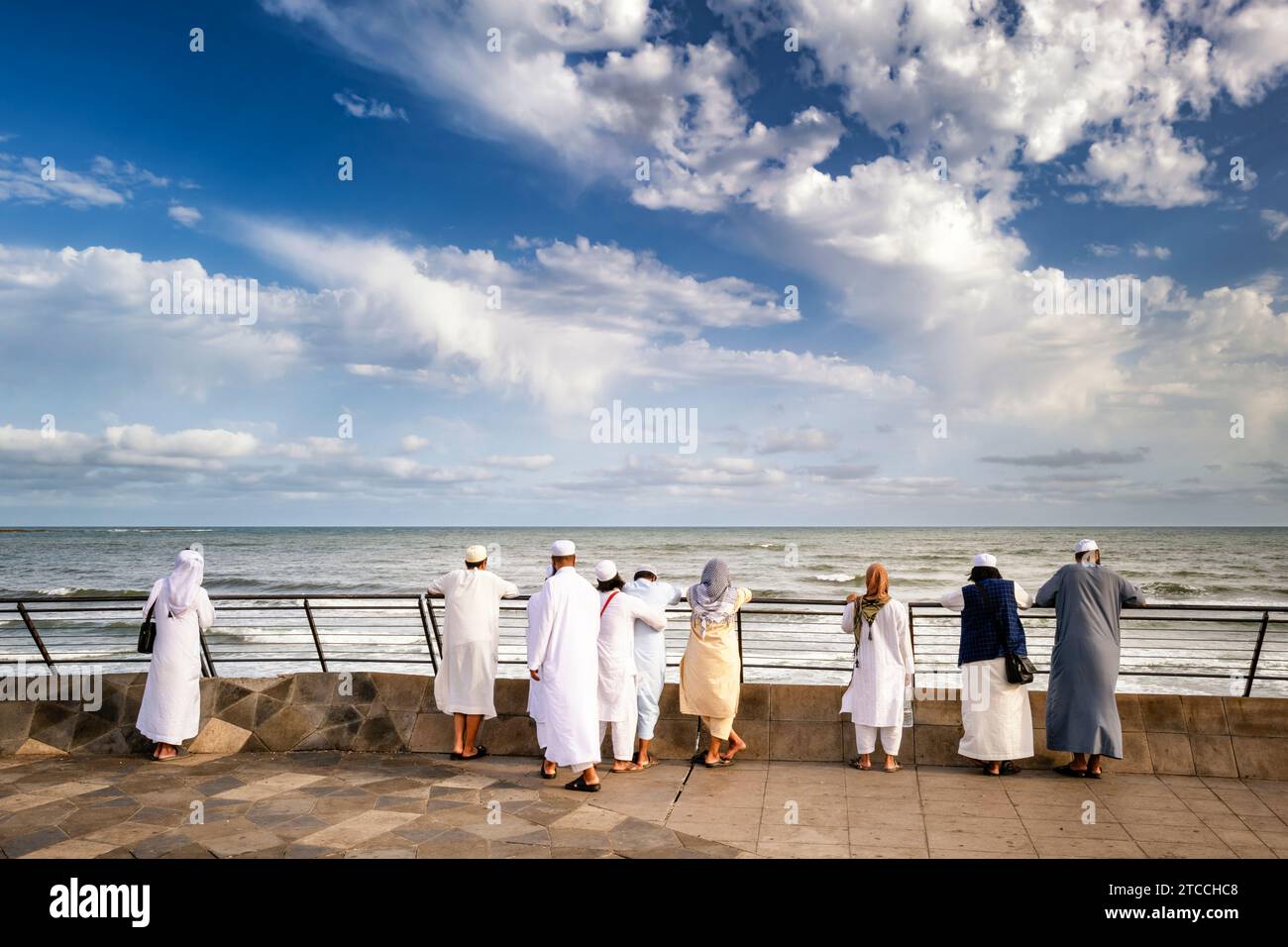 Touriste musulman regardant l'océan Atlantique depuis le front de mer sur le côté de la mosquée Hassan II, Casablanca ville, Maroc. Banque D'Images