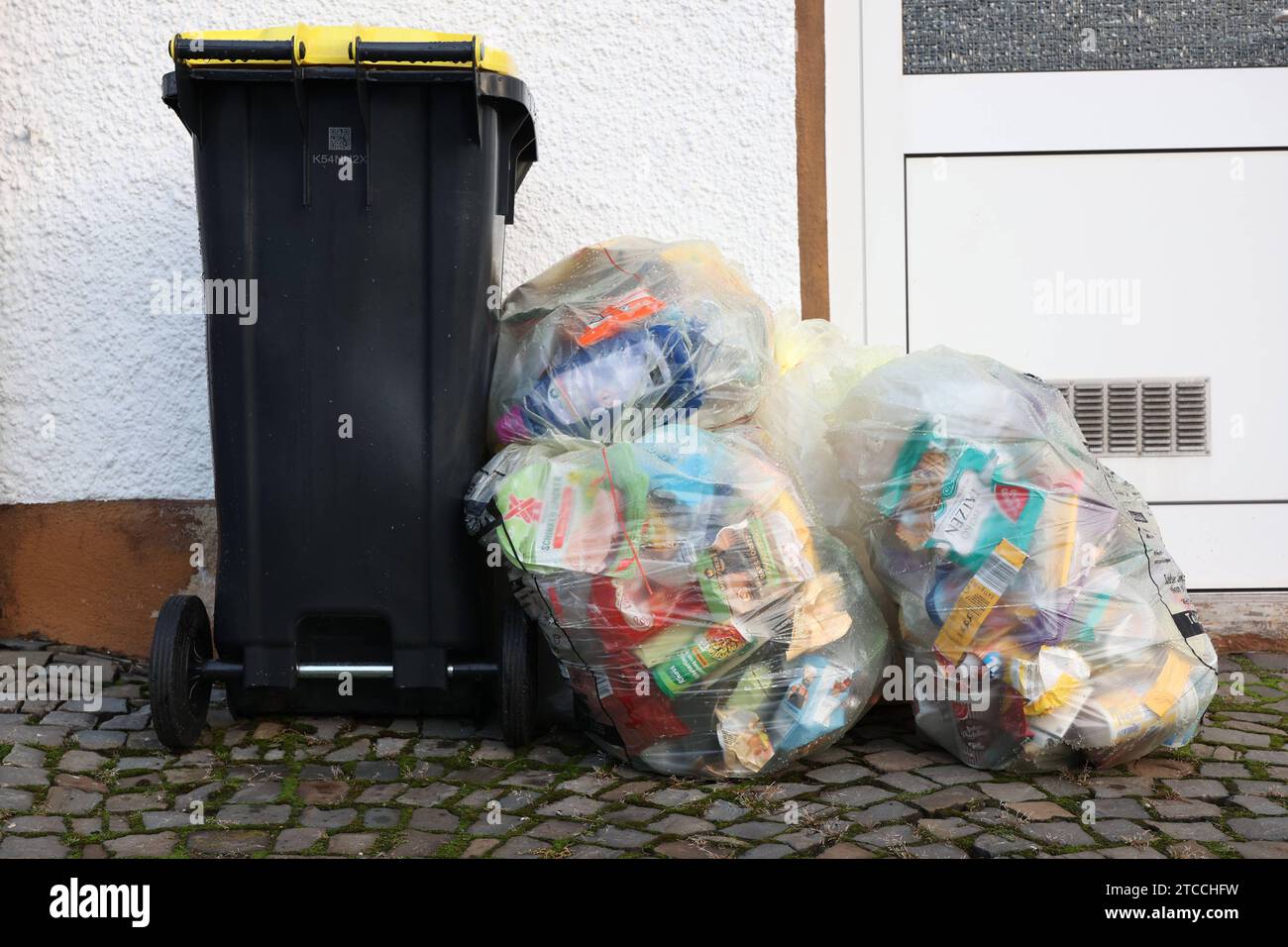 Muell Müll, Gelbe Saecke Säcke und eine Gelbe tonne, Pre Zero draussen. Es gibt immer wieder Aerger Ärger da die Firma Pre Zero es nicht schafft die gelbe tonne abzufahren. Inzwischen steht der Muell Müll seit zwei Wochen vor den Haeusern Häusern Muell Müll, Muellabfuhr Müllabfuhr im Siegerland am 12.12.2023 in Siegen/Deutschland. *** Ordures, sacs jaunes et une poubelle jaune, Pre Zero dehors il y a toujours des problèmes parce que la société Pre Zero ne parvient pas à enlever la poubelle jaune en attendant, la poubelle a été debout devant les maisons pendant deux semaines ordures, Garb Banque D'Images