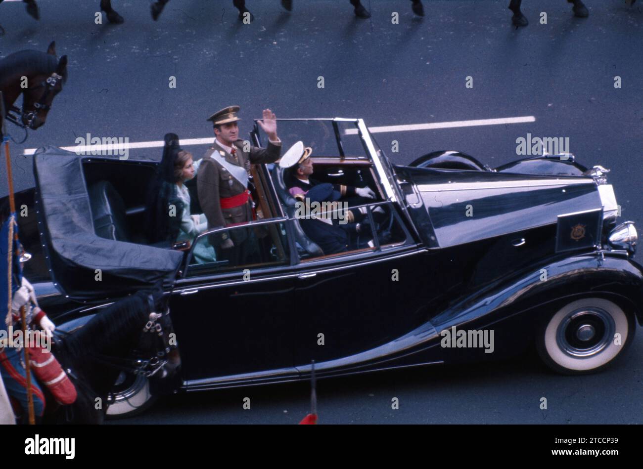 Madrid, 11/27/1975. Actes d'exaltation à la Couronne. Les rois d'Espagne, Don Juan Carlos et Doña Sofía, saluent depuis la Rolls Royce découverte dans les rues de Madrid. Crédit : Album / Archivo ABC Banque D'Images