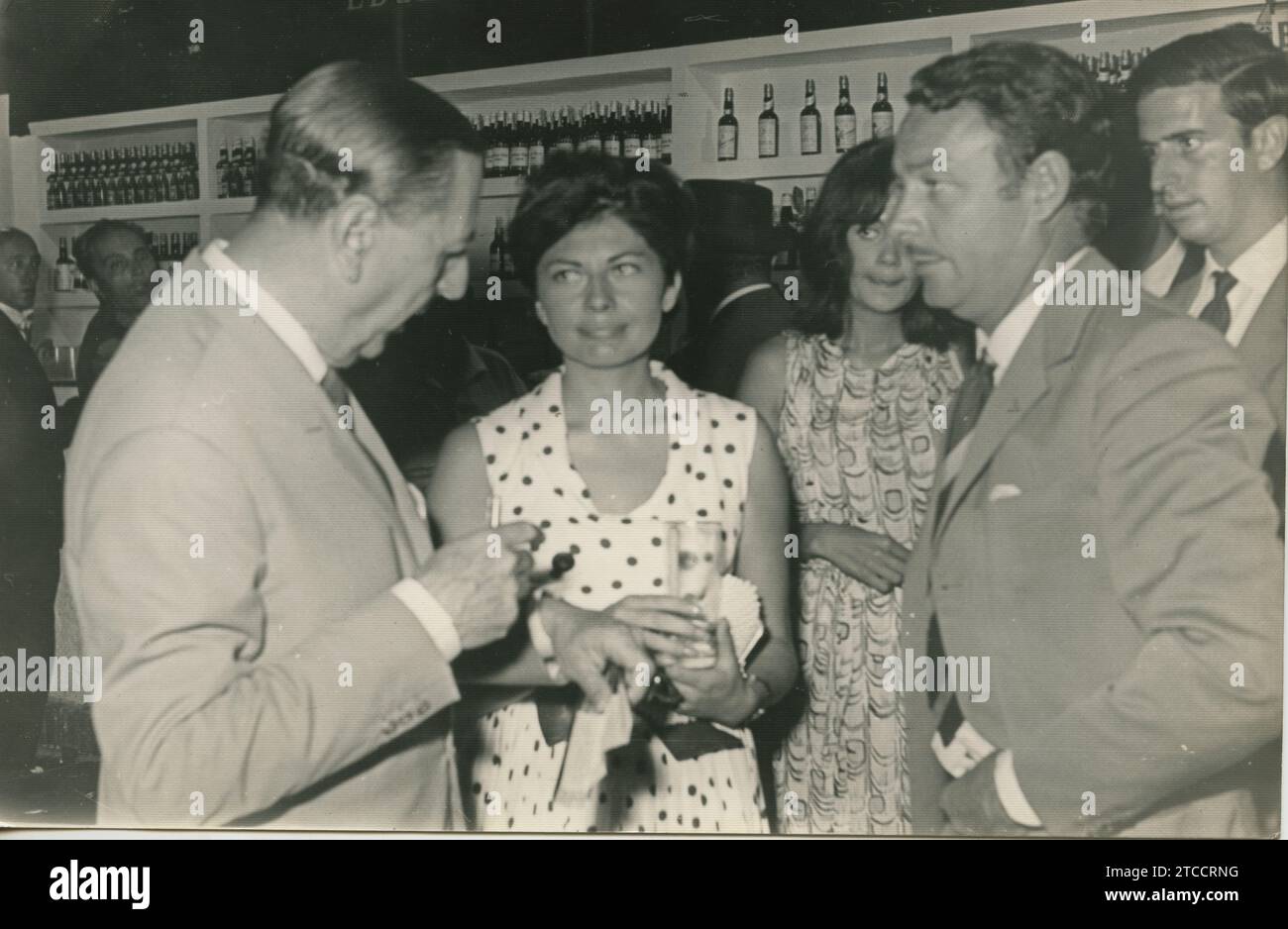 Malaga, août 1965. La princesse Soraya Sfiandiari, qui passe du temps sur la Costa del sol, s’entretient avec le maire de Malaga, M. Betés, et le prince Alfonso de Hohenlohe, lors de sa visite au stand officiel de la mairie, installé dans le Real de la foire de Malaga. Crédit : Album / Archivo ABC Banque D'Images