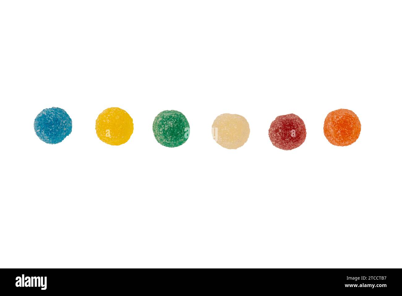 Assortiment de bonbons colorés et délicieux isolés sur fond blanc. Vue de dessus. Bonbons en gelée. Banque D'Images