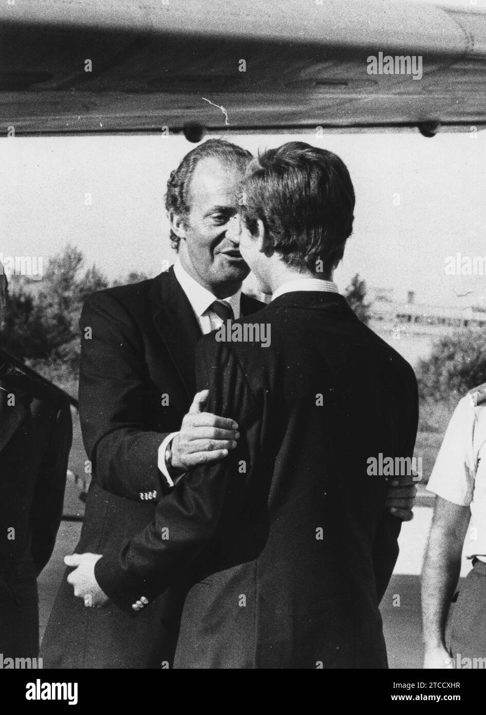 Madrid, 09/05/1984. La reine Sofia et le prince Felipe des Asturies ont entrepris un voyage au Canada, où Don Felipe prolongera ses études pendant un an. Dans l'image, Don Juan Carlos dit au revoir à son fils. Crédit : Album / Archivo ABC / Jaime Pato Banque D'Images