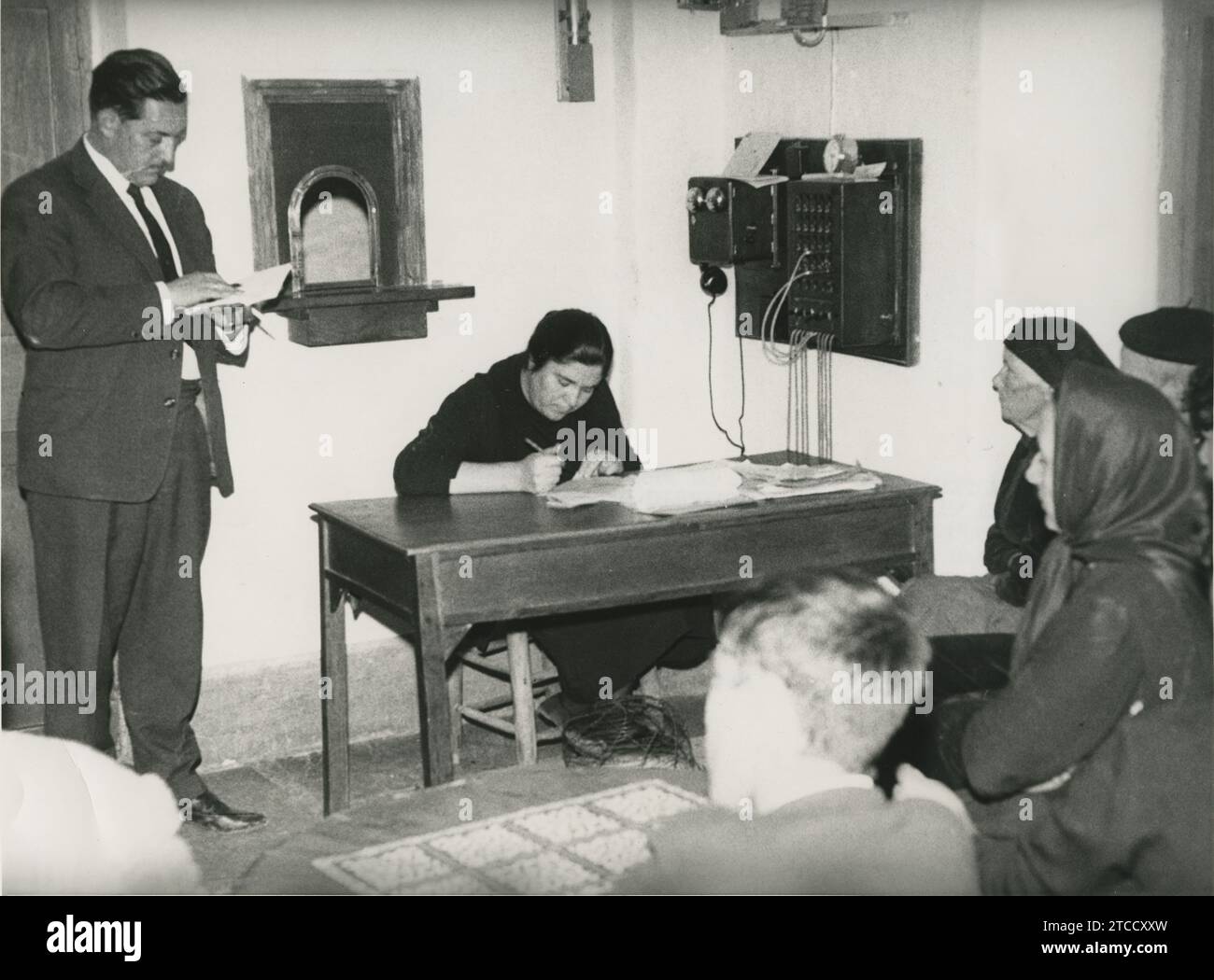 Torrejón el Rubio (Cáceres), 10/22/1965. Doña Felicitas Pajares Muñoz, veuve depuis trois ans après avoir perdu son mari dans un accident, attend maintenant avec impatience des nouvelles de quatre membres de sa famille, trois beaux-frères et un cousin Germain, disparus dans la catastrophe du marais. Crédit : Album / Archivo ABC Banque D'Images