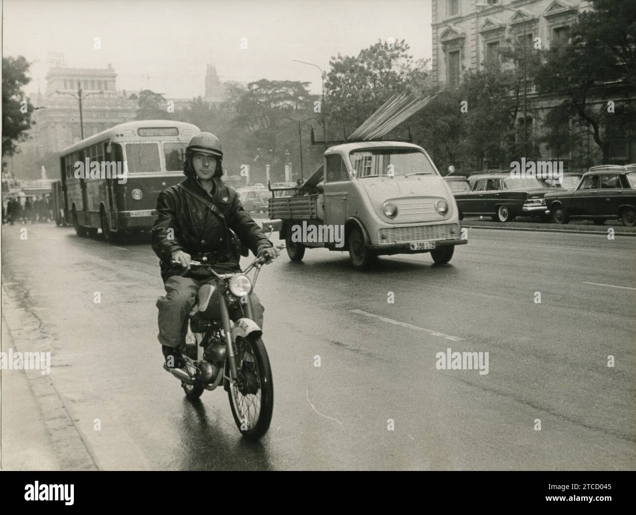 Madrid, octobre 1966. Facteur avec casques. Dans les rues de Madrid, vous commencez à voir des facteurs motorisés qui ont échangé leur casquette traditionnelle contre un casque de protection. La poste générale assure ainsi l'intégrité physique de son personnel. Crédit : Album / Archivo ABC / Fotofiel Banque D'Images