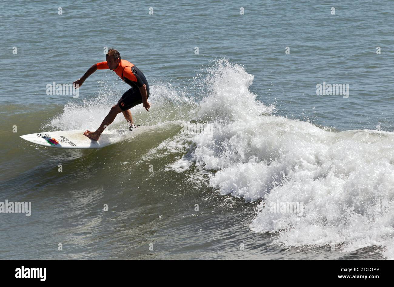 Valence 07/04/2014. Un surfeur sur la plage de Malvarrosa. Crédit : Album / Archivo ABC / Rober Solsona Banque D'Images