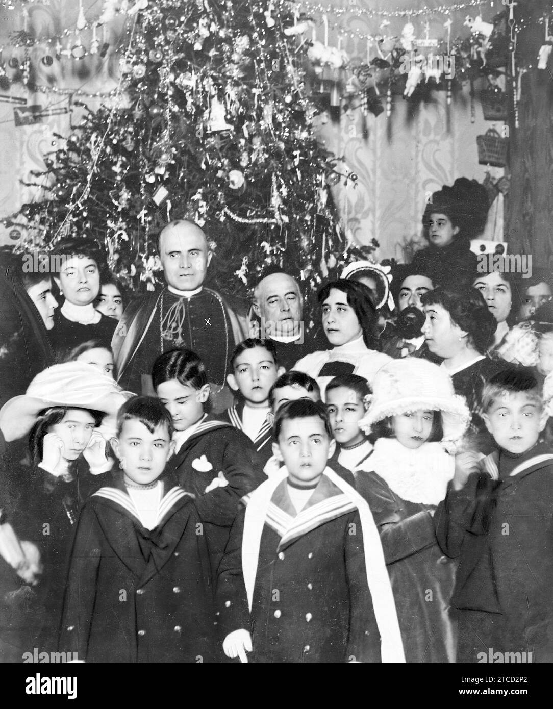 12/31/1911. Fête d'enfants caritative à Barcelone. L’évêque du diocèse, le Dr Laguarda (X), entouré d’enfants lors de la fête de l’arbre de Noël, organisée par les Dames de l’aristocratie au profit de la garde-robe des chemisiers. Crédit : Album / Archivo ABC / José Arija Banque D'Images