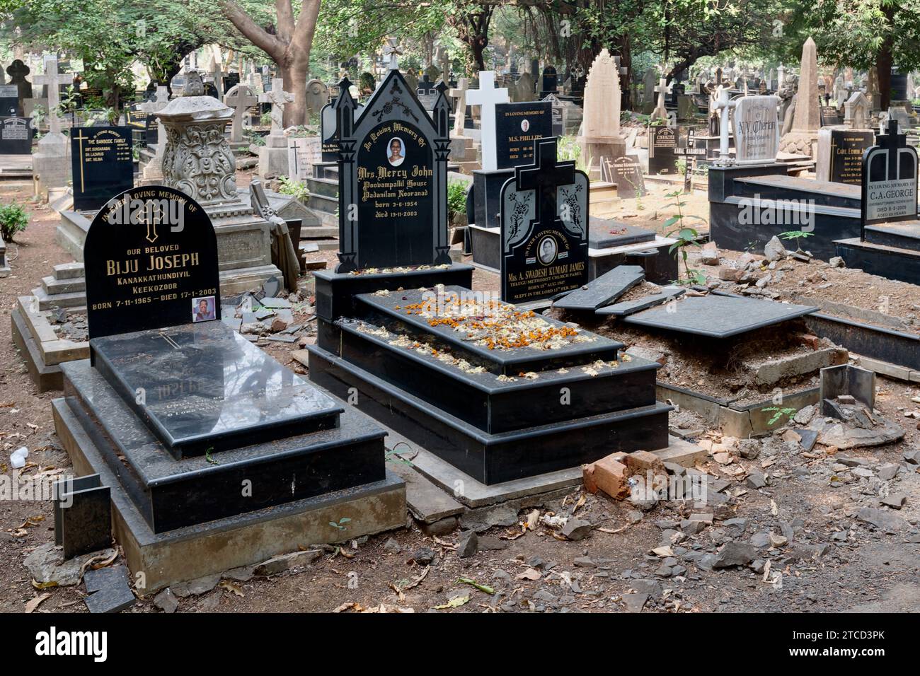 Tombes au cimetière chrétien de Sewri à Mumbai, en Inde, contenant des tombes de l'époque coloniale et des tombes des derniers jours, beaucoup de chrétiens provenant du Kerala ier Banque D'Images