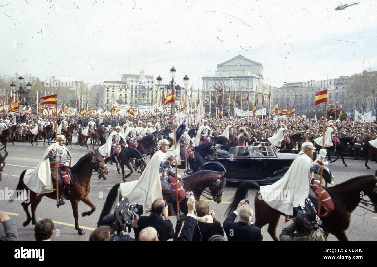 Madrid, 11/27/1975. Actes d'exaltation à la Couronne. Les rois d'Espagne, Don Juan Carlos et Doña Sofía, saluent depuis la Rolls Royce découverte dans les rues de Madrid. Crédit : Album / Archivo ABC Banque D'Images