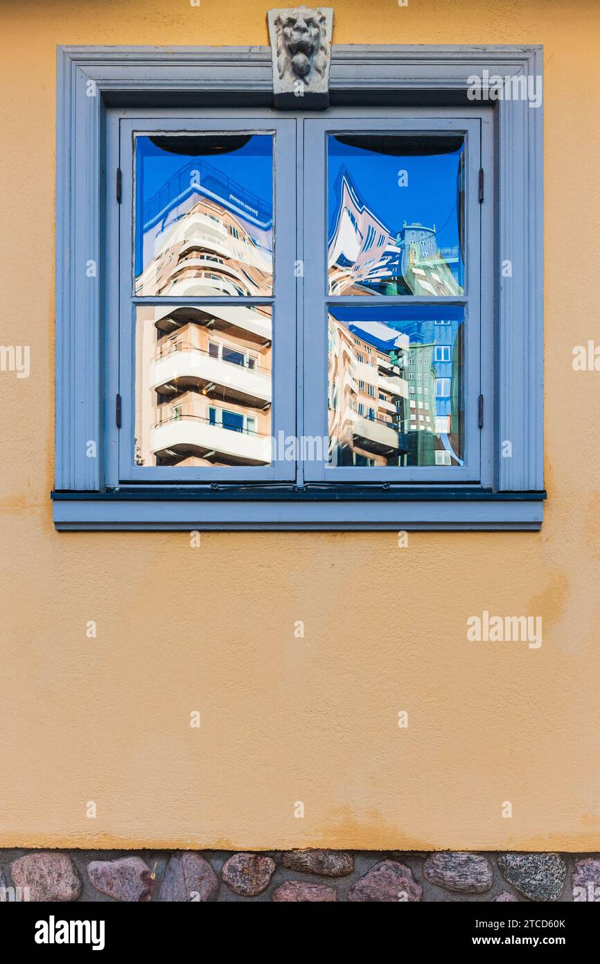 Reflet diurne de l'extérieur du bâtiment de Gothenburg avec fenêtre de cadre de photo Banque D'Images