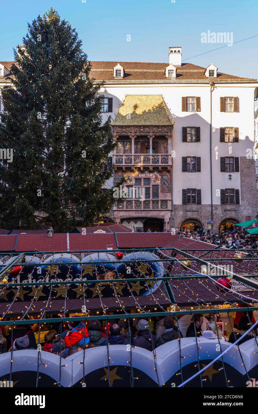 Autriche. État du Tyrol. Ville d'Innsbruck. Le toit doré. Le Goldenes Dachl (toit doré) est considéré comme le symbole le plus célèbre de la ville. C'était comp Banque D'Images