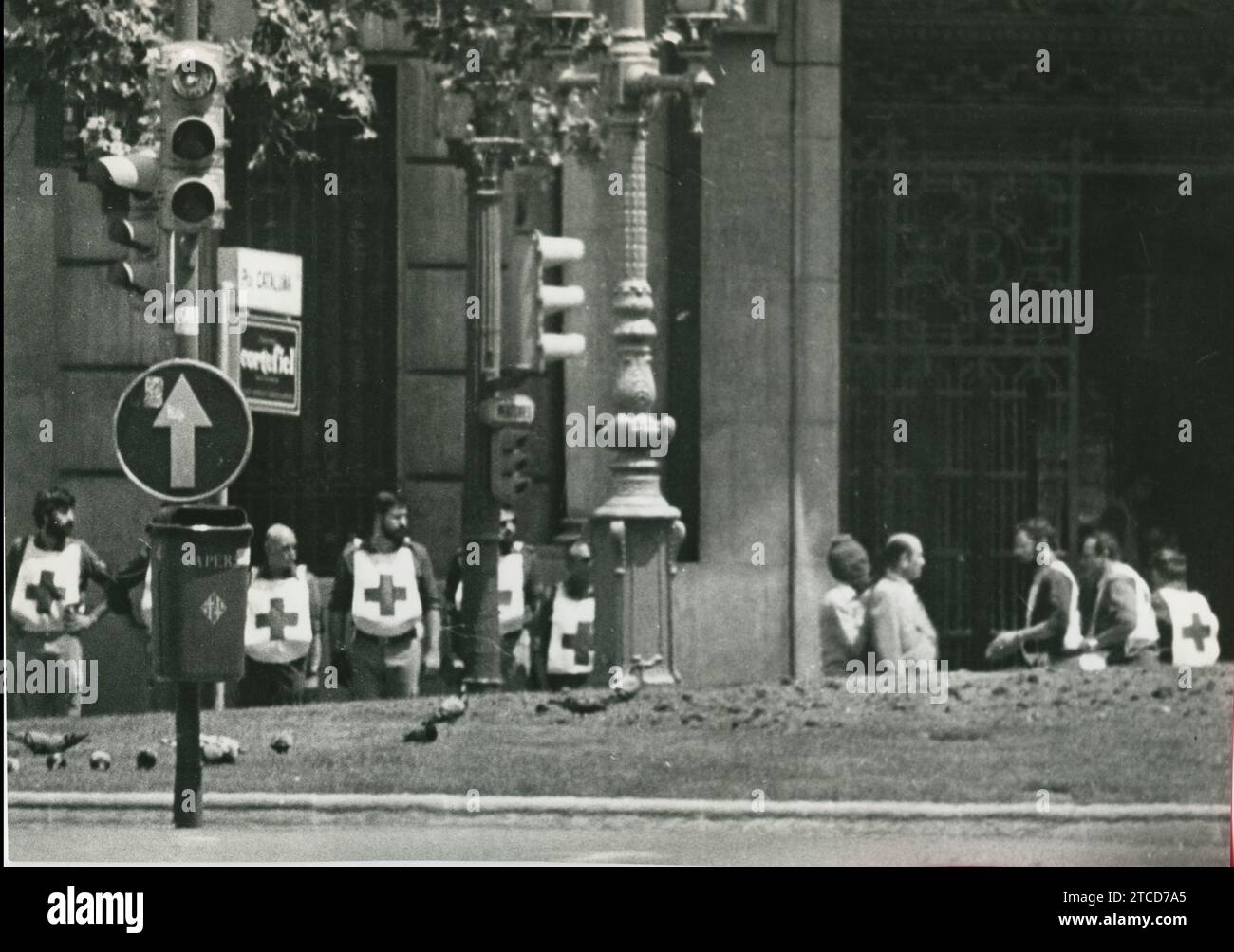 02/23/2018. Barcelone 05/23/1981. Vol à la Banque centrale de Barcelone. Les voleurs sont entrés dans le quartier général, un bâtiment de sept étages sur la Plaza de Cataluña, le 23 mai. Le GEO a agi dimanche 24, arrêtant neuf des onze assaillants. Un autre a été tué. Dans l'image, des membres de la Croix-Rouge après avoir fourni de la nourriture pour les otages, parlant avec l'un des voleurs qui, masqué, se cache derrière un otage. Crédit : Album / Archivo ABC / José García Banque D'Images