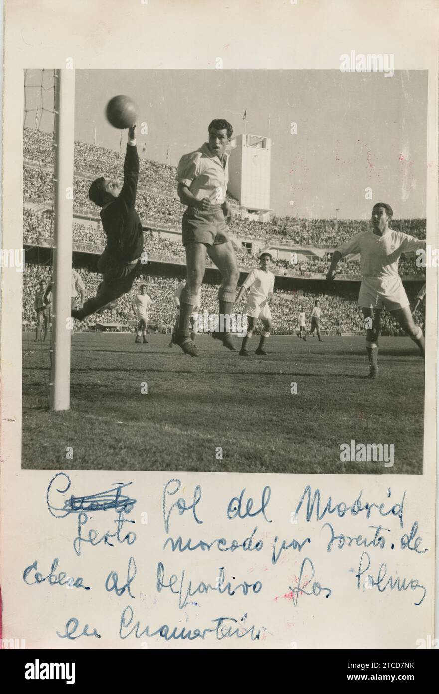 11/02/2017. Madrid, 09/26/1954. Match de Ligue entre le Real Madrid et Unión Deportiva las Palmas, joué au stade Chamartín, qui s'est terminé avec le résultat de 7 buts à 0. Sur l'image, le sixième but a été marqué par Joseíto. Crédit : Album / Archivo ABC / Manuel Sanz Bermejo Banque D'Images